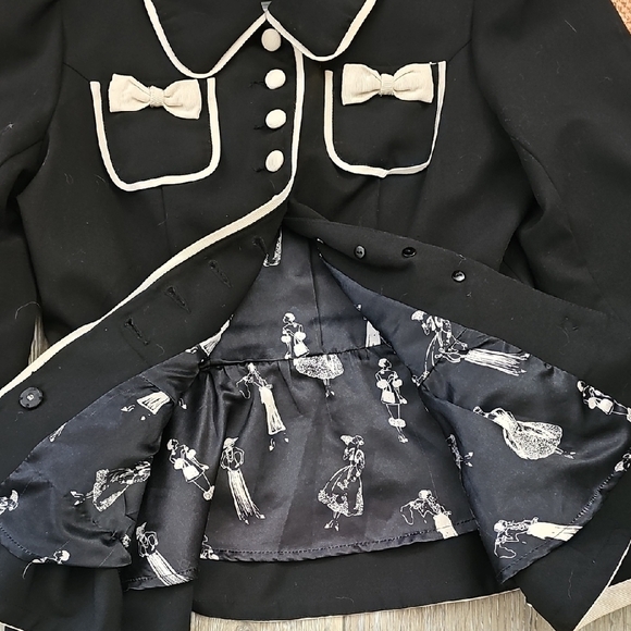 Chic Black Blazer with Cream Trim - Picture 5 of 6